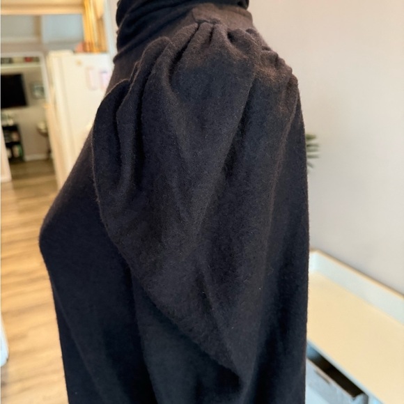 𝅺soft black turtleneck with slight puff shoulder classic
Staple size large - Picture 3 of 6